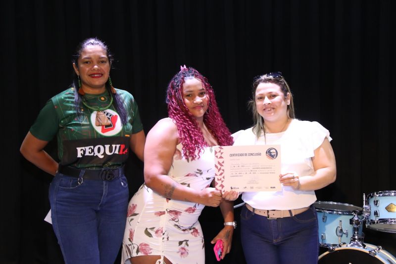 Entrega de certificado do curso profissionalizante no CRAS Estrela