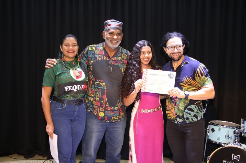 Entrega de certificado do curso profissionalizante no CRAS Estrela