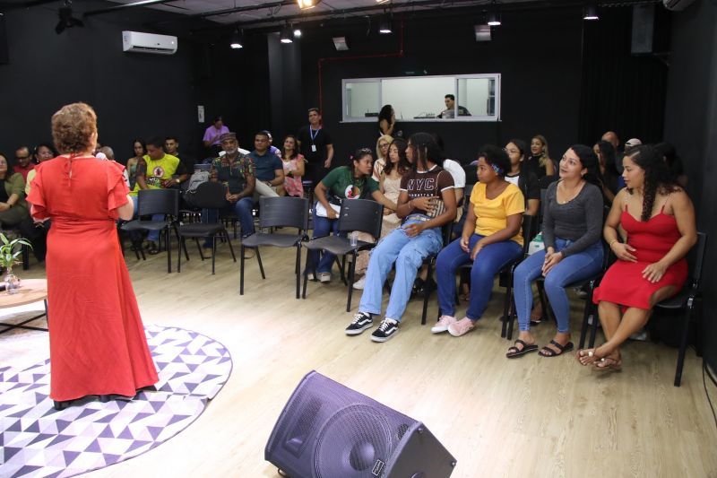 Entrega de certificado do curso profissionalizante no CRAS Estrela