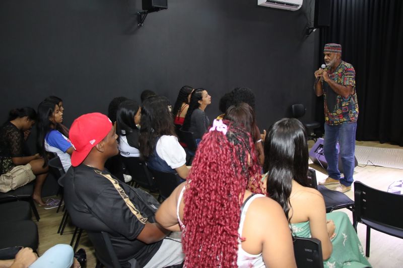 Entrega de certificado do curso profissionalizante no CRAS Estrela