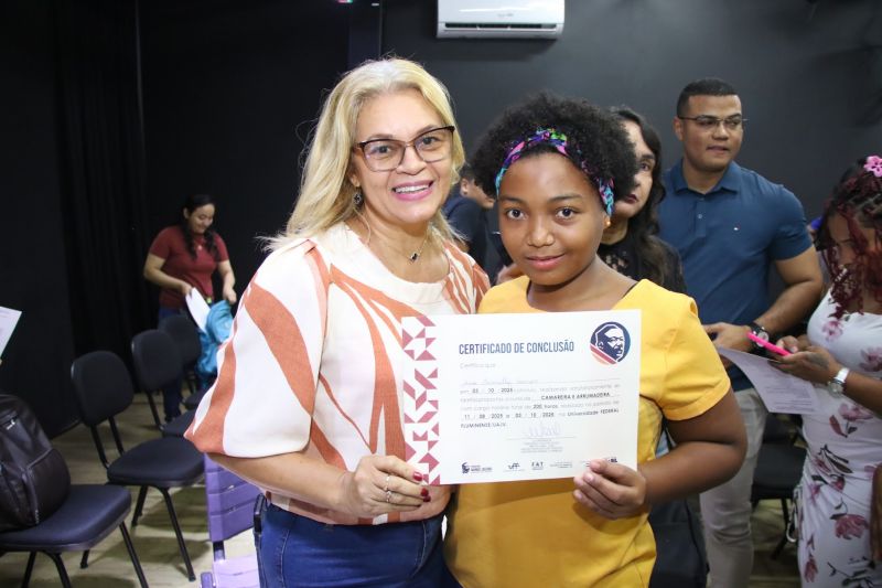 Entrega de certificado do curso profissionalizante no CRAS Estrela