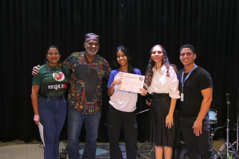 Entrega de certificado do curso profissionalizante no CRAS Estrela