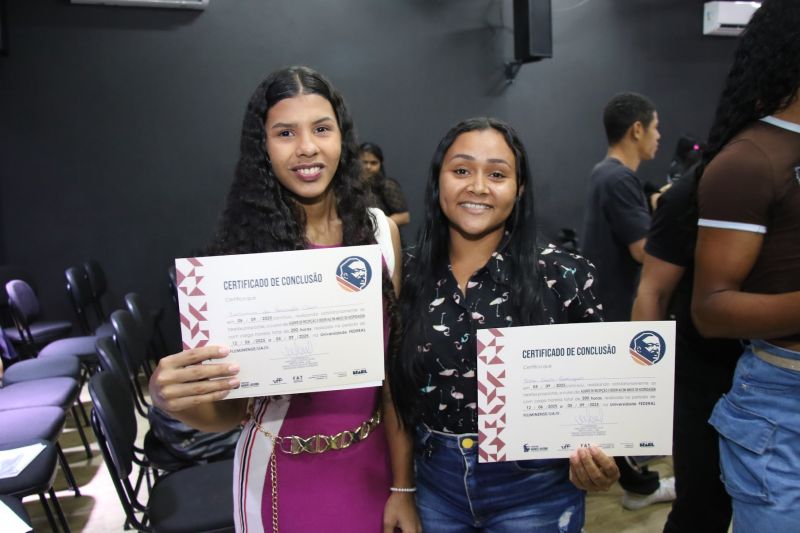 Entrega de certificado do curso profissionalizante no CRAS Estrela