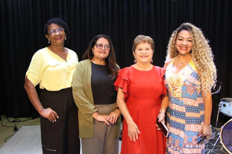 Entrega de certificado do curso profissionalizante no CRAS Estrela