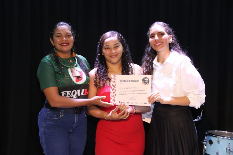 Entrega de certificado do curso profissionalizante no CRAS Estrela