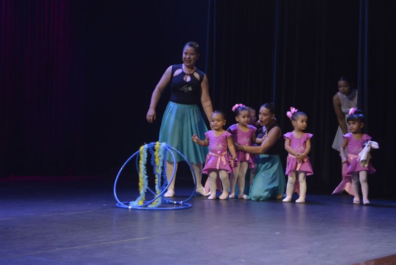 Centro de dança open classe balé no teatro municipal de Ananindeua