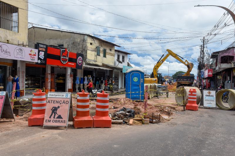 Serviços de Drenagem na arterial 5B próximo ao canteiro central do PAAR