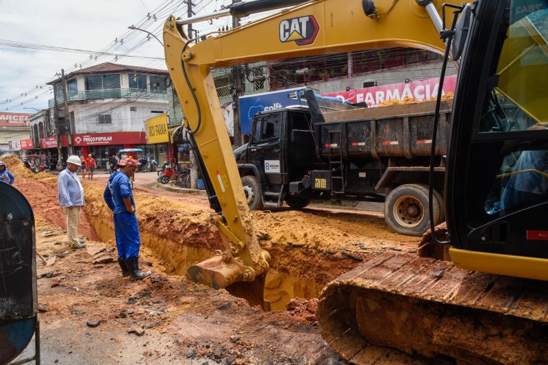 Serviços de Drenagem na arterial 5B próximo ao canteiro central do PAAR