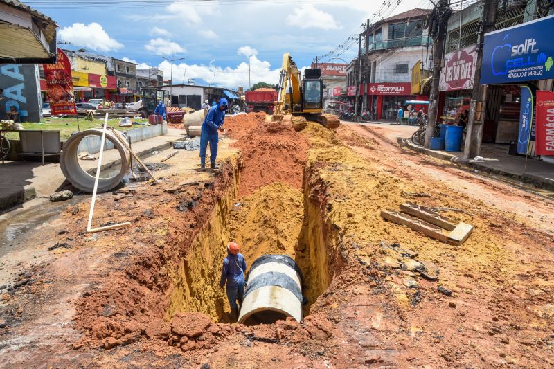 Serviços de Drenagem na arterial 5B próximo ao canteiro central do PAAR