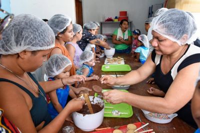 notícia: Mães e filhos criam memórias doces em oficina de chocolate