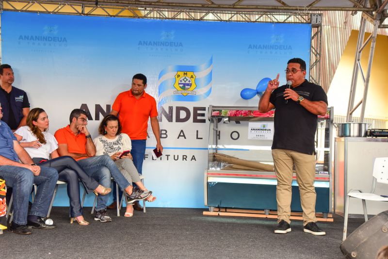 Entrega de equipamentos aos feirantes