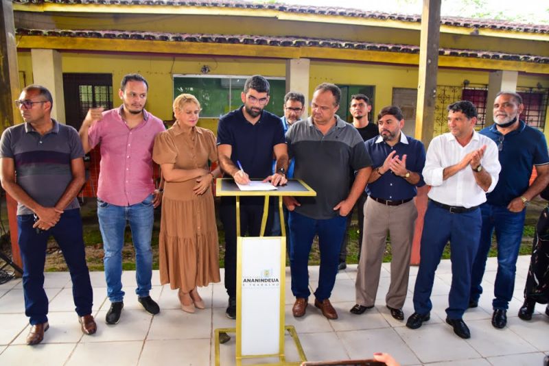 Assinatura de O.S para Reforma da EMEF Eduarda Teixeira no Centro