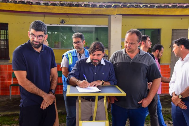 Assinatura de O.S para Reforma da EMEF Eduarda Teixeira no Centro