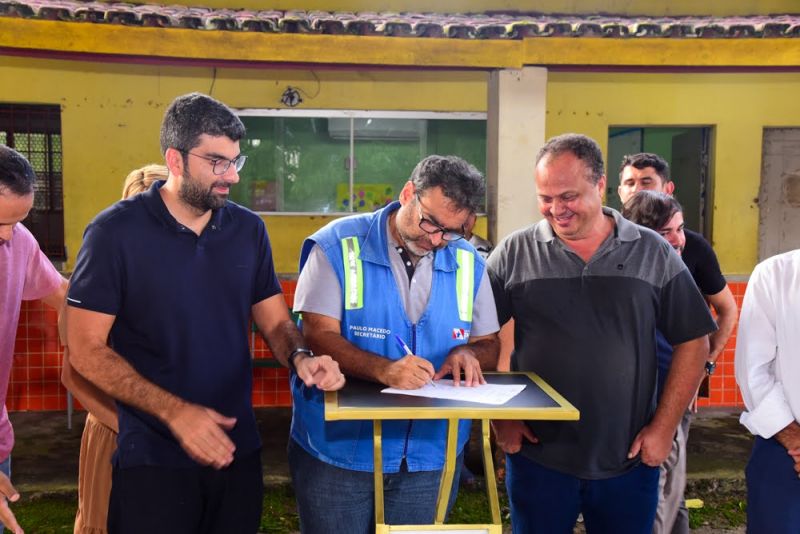 Assinatura de O.S para Reforma da EMEF Eduarda Teixeira no Centro