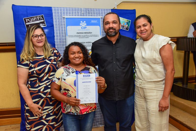 Entrega de Certificados dos Cursos de Informática Básica, confeitaria, culinária e assistente administrativo