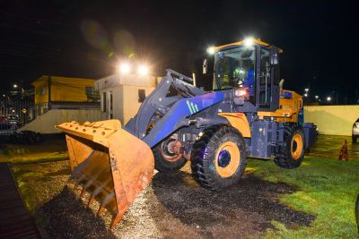 galeria: Entrega de Máquinas do Tipo Pá Carregadeira e Moto Niveladora Destinadas a Secretaria de Saneamento e Infraestrutura