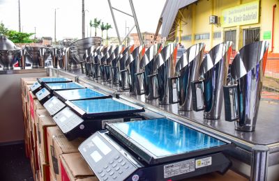 notícia: Prefeitura concluiu 2ª etapa de entrega de equipamentos aos feirantes