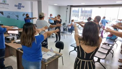notícia: Servidores participam de sessão de ginástica laboral