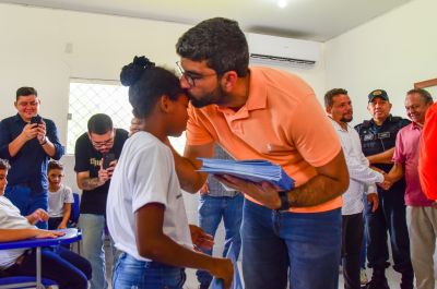notícia: Alunos da escola Pe. Pietro Gerosa recebem material didático