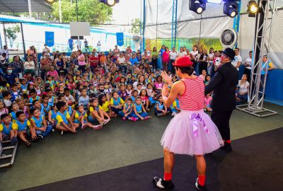 notícia: Alunos do ensino infantil assistem apresentação do "Teatro Para todos" 