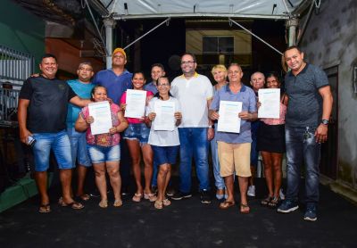 notícia: Moradores do Atalaia comemoram ao receber títulos de propriedade 