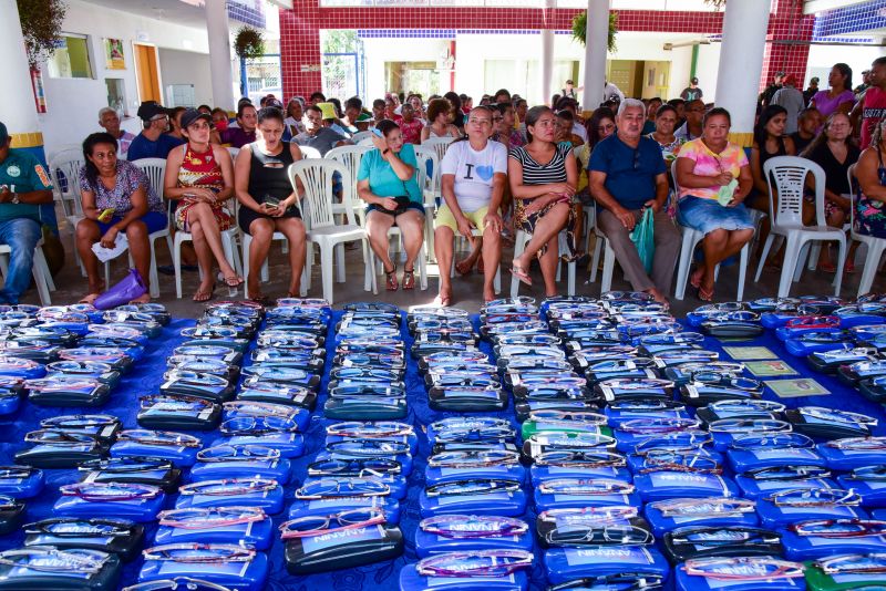 Entrega de Óculos aos pacientes atendidos na Ação Corujão da Saúde na comunidade Marighella no Aurá