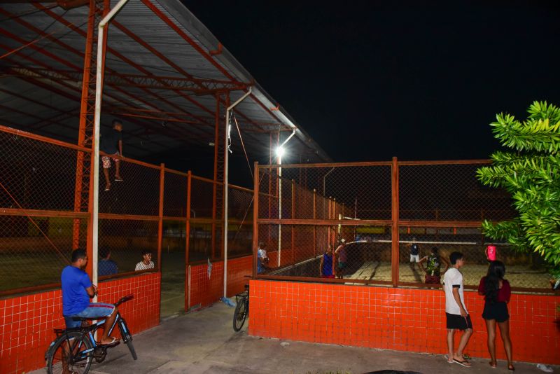 Assinatura de ordem de serviço para reforma da Praça Asmovim no bairro do Distrito Industrial