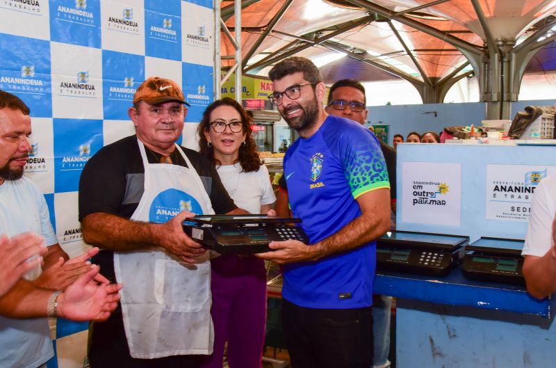 Entrega de equipamentos para feirantes da feira Cidade Nova IV e lançamento do aplicativo Feira Top Ananin
