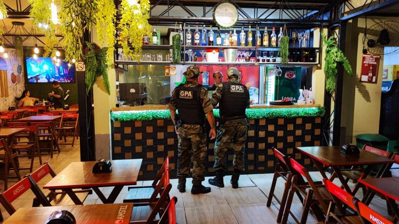 Agentes dando orientações ao proprietário do estabelecimento 