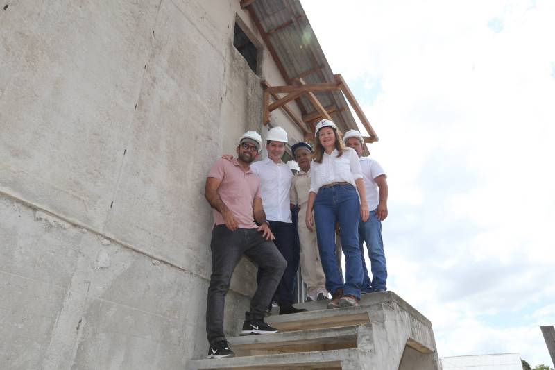 Visita as instalações das casas.