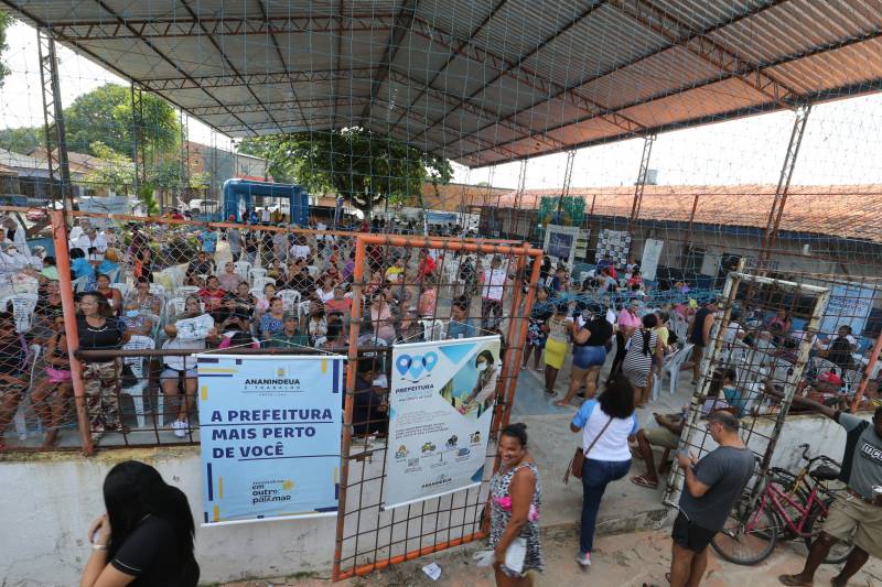 População do 40 Horas procurando os serviços da prefeitura.