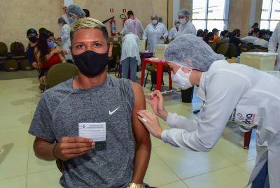 galeria: Vacinação Jovens de 18 anos no Templo Labaredas de Fogo