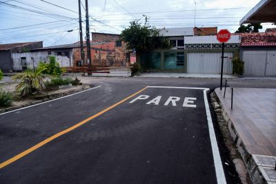 notícia: Prefeitura de Ananindeua entrega rua recapeada com nova sinalização viária. 