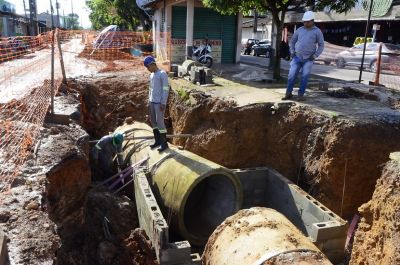 notícia: Prefeitura realiza obra de drenagem na rua do Fio, no Conjunto Cidade Nova III.