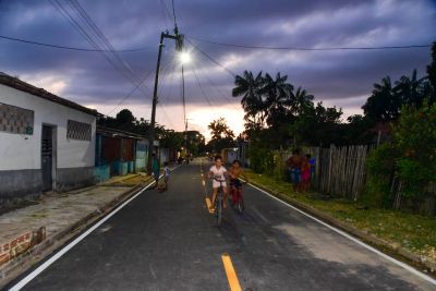 notícia: Comunidade no Aurá recebe ruas asfaltadas pela primeira vez