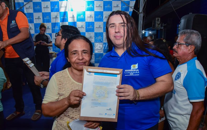 Entrega de títulos de propriedade através do Programa Ananindeua Legal no bairro do Una