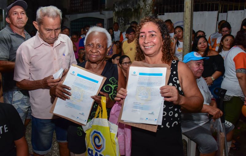 Entrega de títulos de propriedade através do Programa Ananindeua Legal no bairro do Una