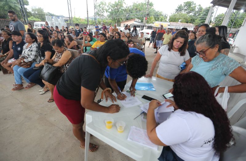 Entrega de óculos aos pacientes atendidos no Corujão da Saúde na Pedreirinha bairro da Guanabara