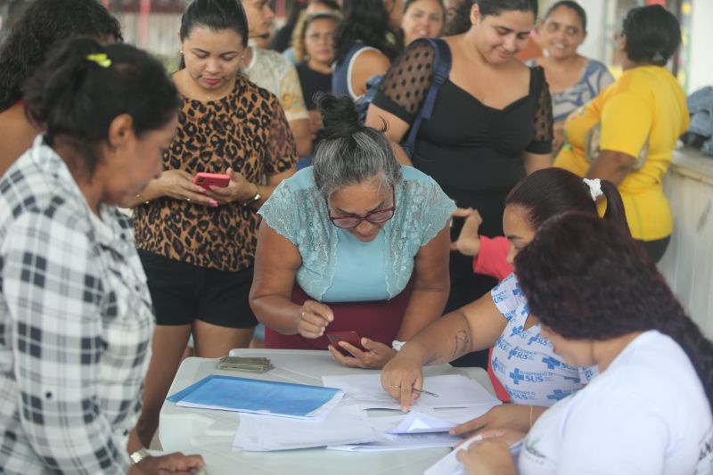 Entrega de óculos aos pacientes atendidos no Corujão da Saúde na Pedreirinha bairro da Guanabara