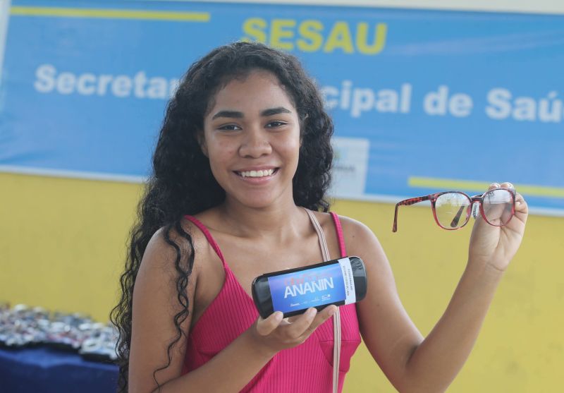 Entrega de óculos aos pacientes atendidos no Corujão da Saúde na Pedreirinha bairro da Guanabara