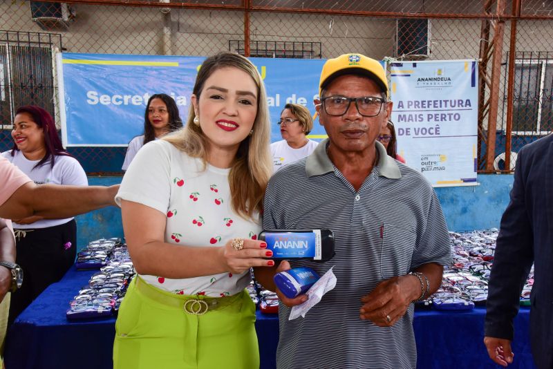 Entrega de óculos aos pacientes atendidos no Programa Prefeitura em Movimento no bairro 40 horas