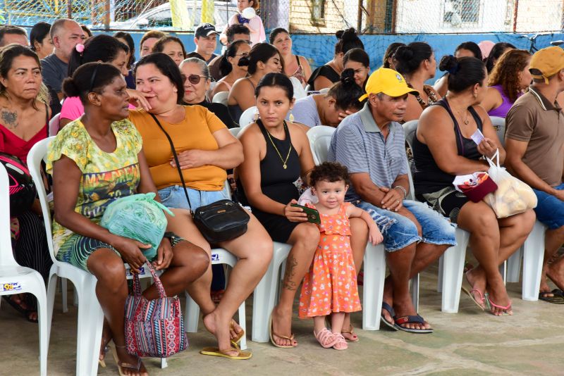 Entrega de óculos aos pacientes atendidos no Programa Prefeitura em Movimento no bairro 40 horas