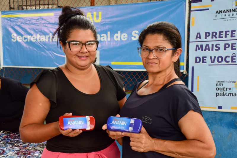 Entrega de óculos aos pacientes atendidos no Programa Prefeitura em Movimento no bairro 40 horas