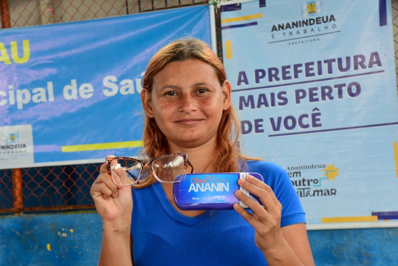 Entrega de óculos aos pacientes atendidos no Programa Prefeitura em Movimento no bairro 40 horas