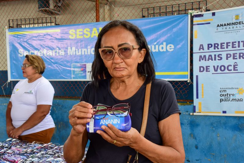 Entrega de óculos aos pacientes atendidos no Programa Prefeitura em Movimento no bairro 40 horas