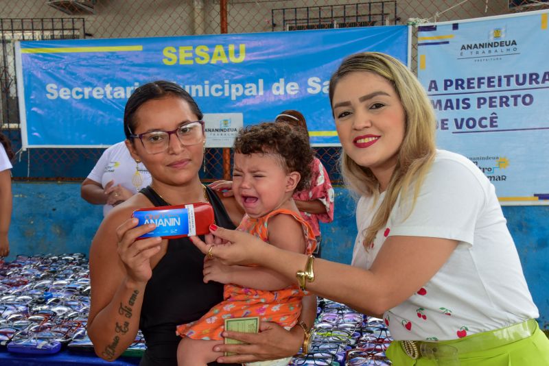 Entrega de óculos aos pacientes atendidos no Programa Prefeitura em Movimento no bairro 40 horas