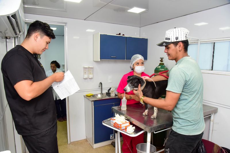 Ação do Castramovél no Programa Pet Amigo no bairro Centro