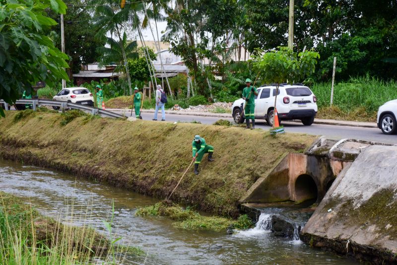 Limpeza do canal do Maguariaçu no bairro Maguari