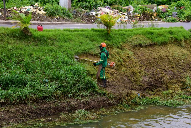 Limpeza do canal do Maguariaçu no bairro Maguari