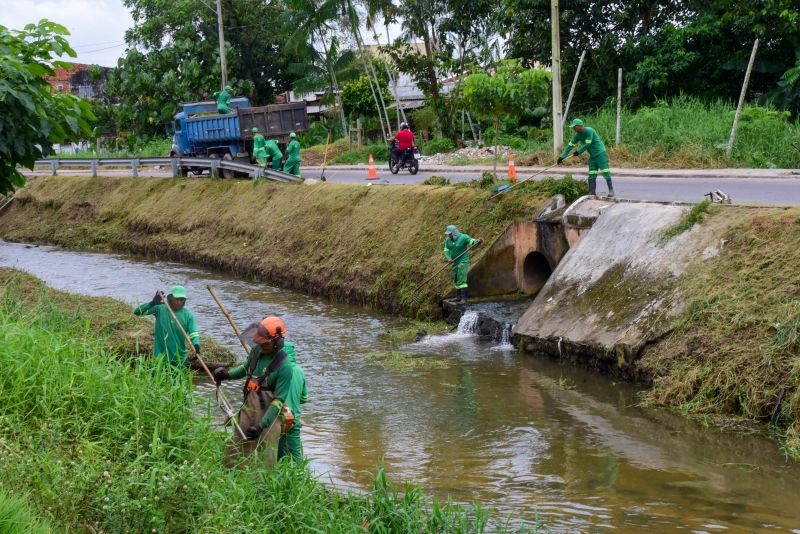 Limpeza do canal do Maguariaçu no bairro Maguari